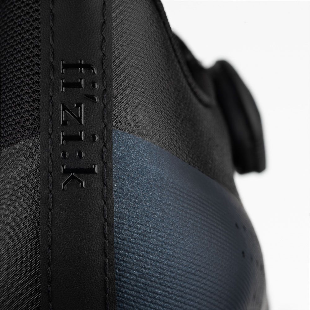 

Велотуфли Fizik Tempo Overcurve R4 (белый / черный 42)