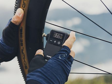 Фото Компактный электрический насос Topeak E-Booster Digital mini. Купить Компактный электрический насос Topeak E-Booster Digital mini  в Санкт-Петербурге, доставка по России