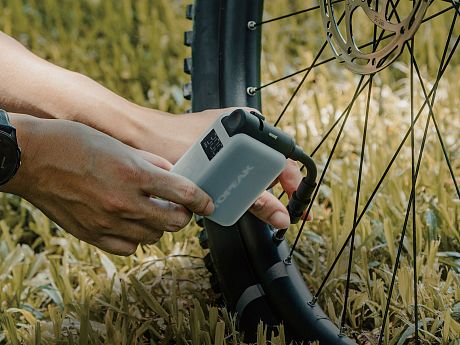 Фото Компактный электрический насос Topeak E-Booster Digital. Купить Компактный электрический насос Topeak E-Booster Digital  в Санкт-Петербурге, доставка по России