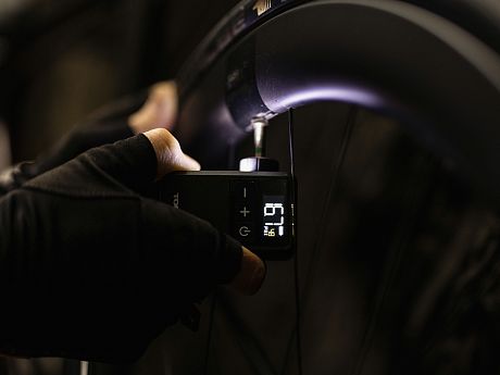 Фото Компактный электрический насос Topeak E-Booster Digital mini. Купить Компактный электрический насос Topeak E-Booster Digital mini  в Санкт-Петербурге, доставка по России